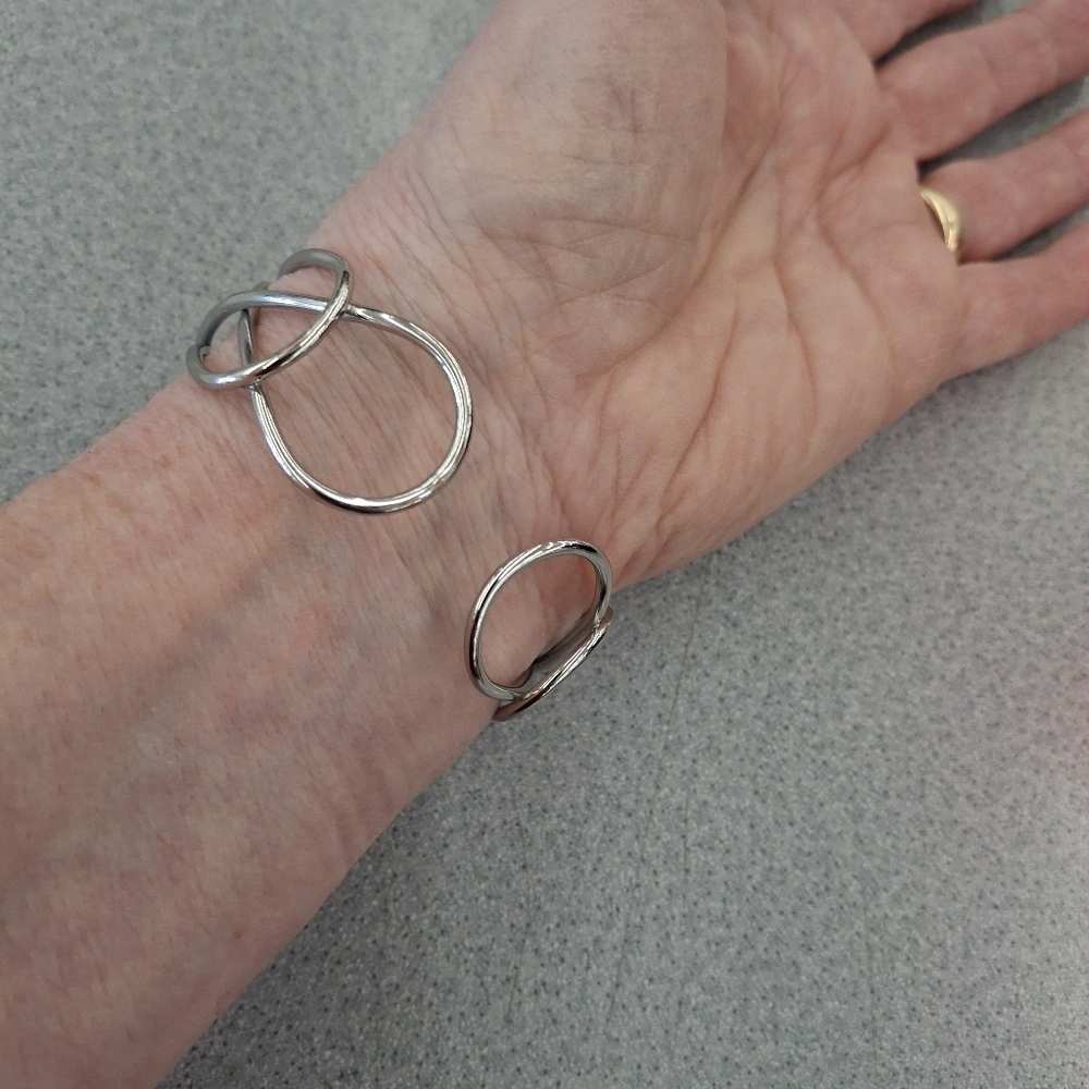 3 Bracelets - Picture 5 of 8